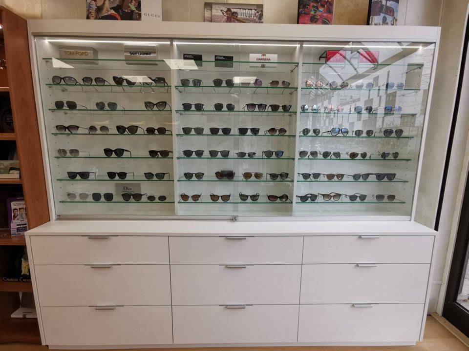Présentoir magasin - Optique des 3 Gares opticien visagiste à Cergy
